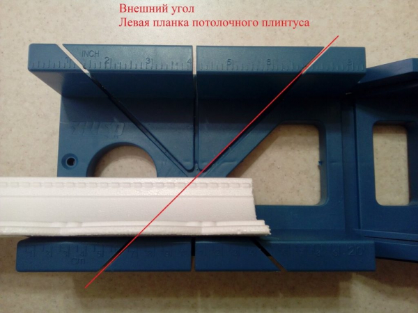 Как сделать угол на потолочном плинтусе